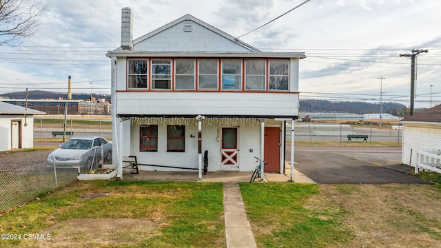 view of front facade with a front yard