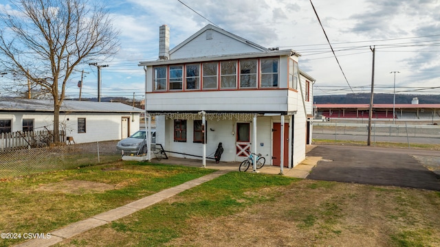 view of front of home with a front lawn