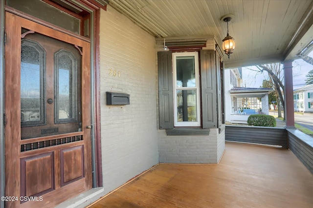 entrance to property featuring covered porch