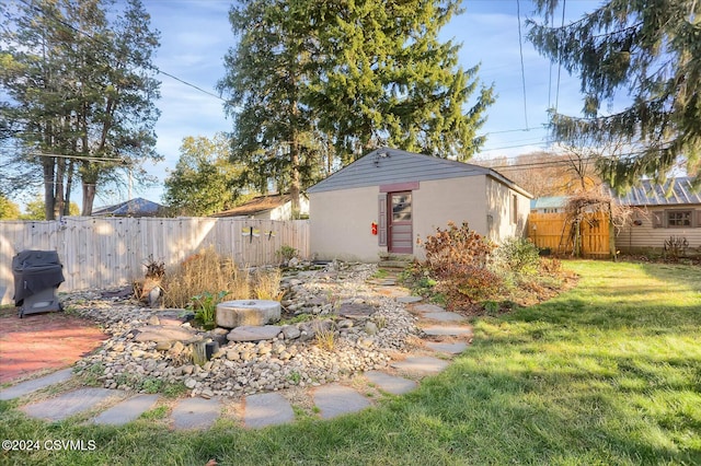 view of yard with an outdoor structure