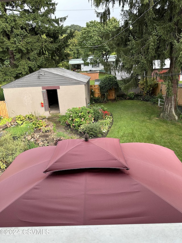 view of yard featuring an outbuilding