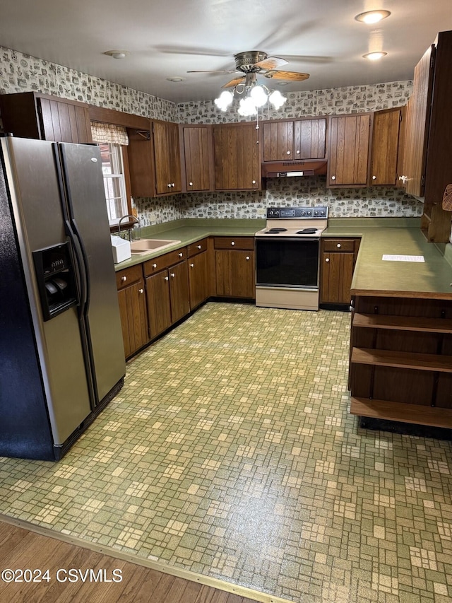 kitchen with sink, ceiling fan, stainless steel fridge, light wood-type flooring, and white range with electric stovetop