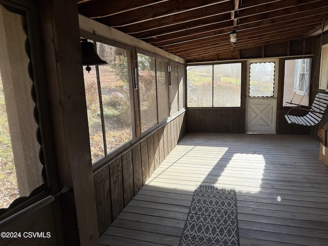 sunroom with lofted ceiling