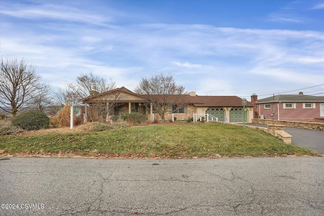 view of front of property featuring a front lawn and a garage