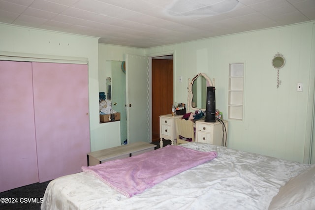 bedroom featuring a closet