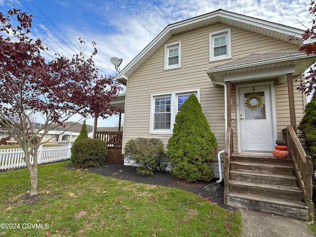 view of front of home featuring a front lawn