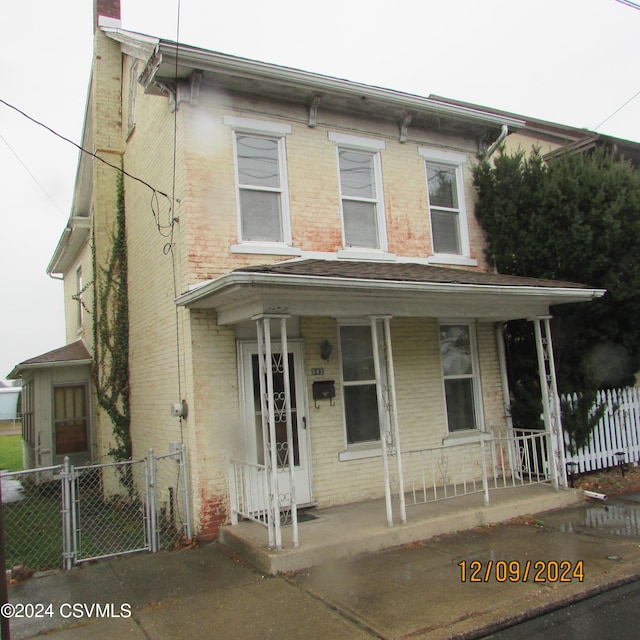 italianate-style house featuring a porch