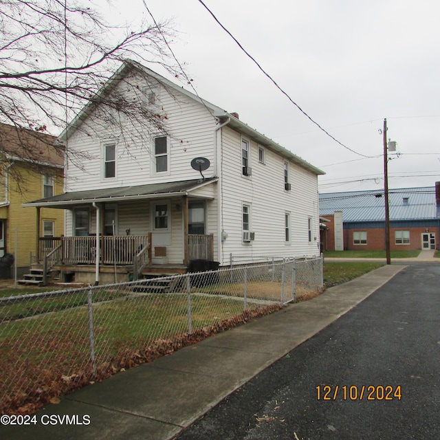 view of front of home featuring a porch and a front lawn