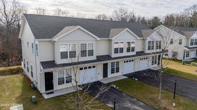 view of front of home featuring a front lawn and a garage