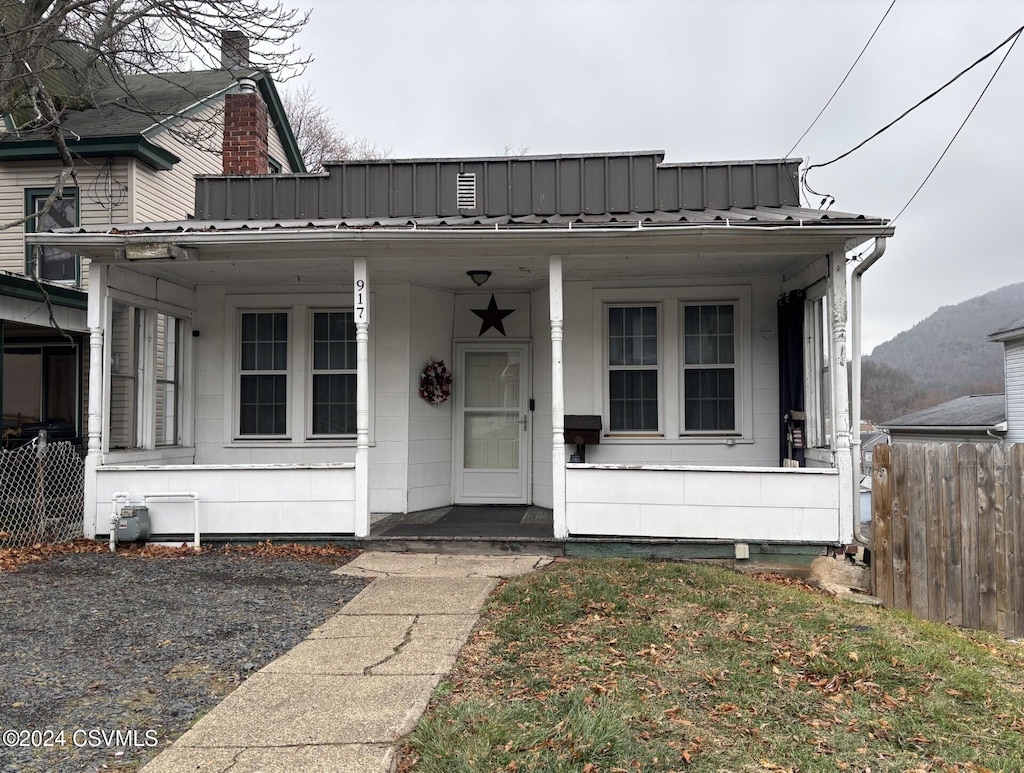 view of front of property featuring a mountain view