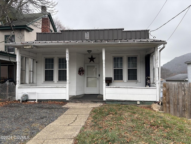 view of front of property featuring a mountain view