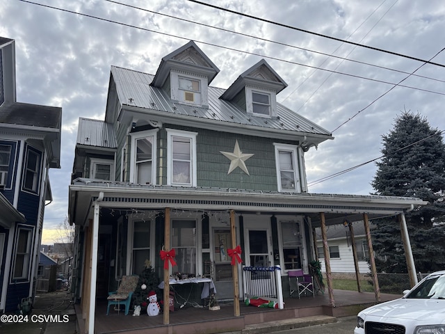 view of front facade featuring a porch