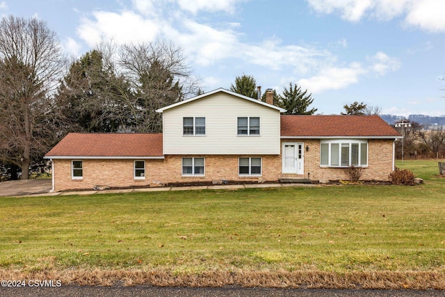 tri-level home featuring a front yard