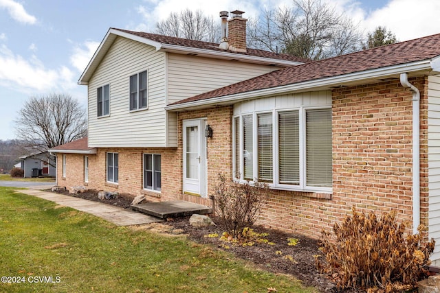 tri-level home featuring a front lawn