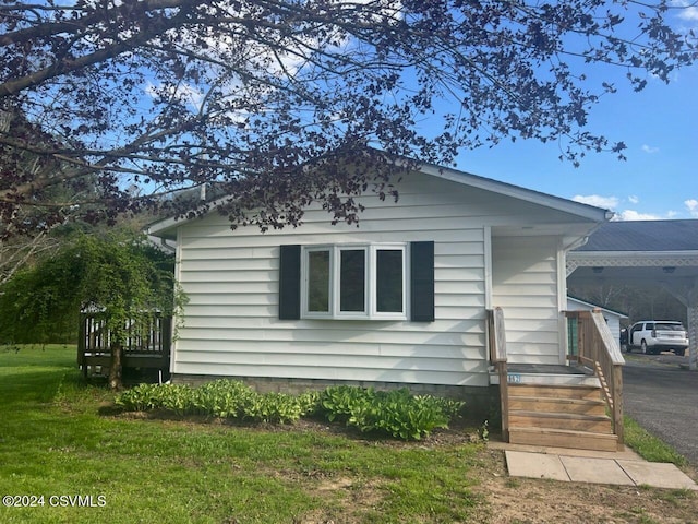 exterior space featuring a lawn