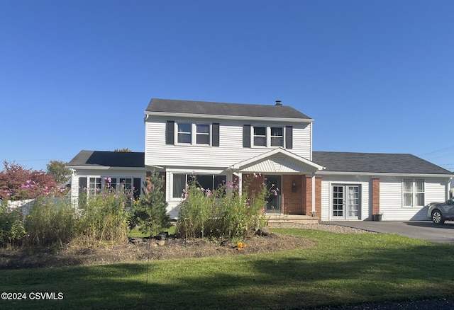 view of front of property featuring a front yard