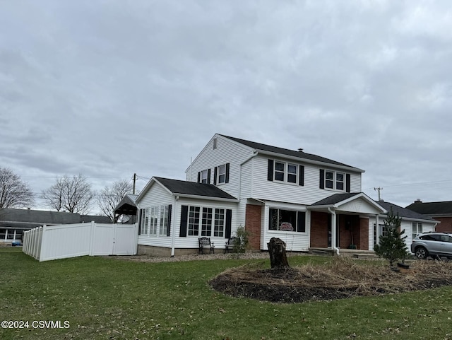 view of front of property featuring a front yard