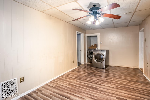 laundry area featuring wood-type flooring, washing machine and dryer, and ceiling fan