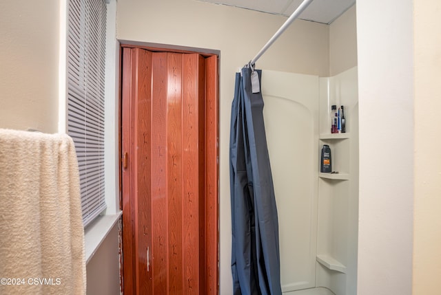 bathroom with shower / bath combo