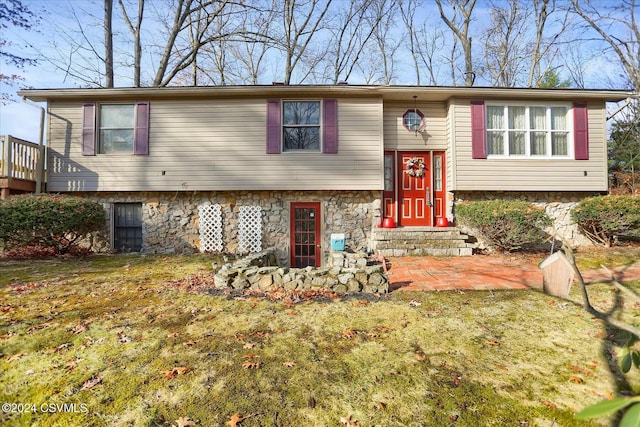 bi-level home featuring a front lawn