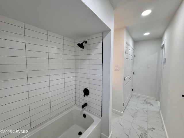 bathroom with tiled shower / bath