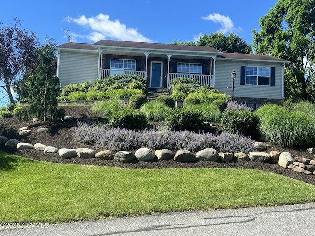 view of front of property featuring a front lawn and covered porch