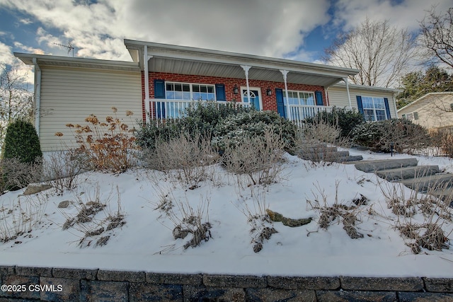 single story home with a porch