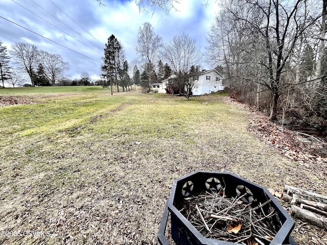 view of yard featuring a rural view