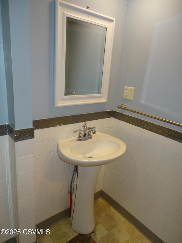 bathroom featuring tile walls