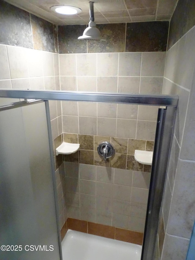 bathroom featuring tiled shower