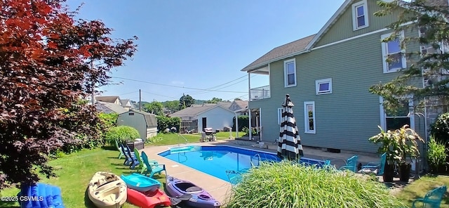 view of swimming pool featuring a yard