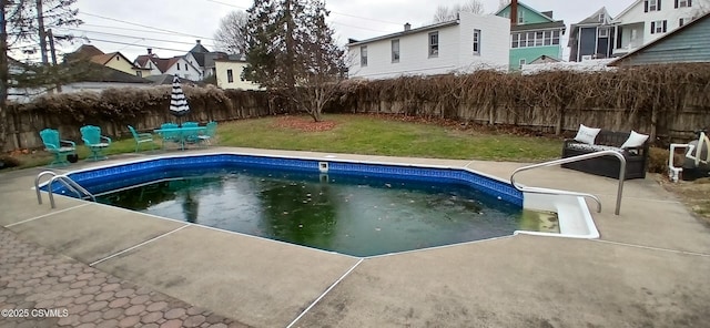 view of swimming pool with a yard