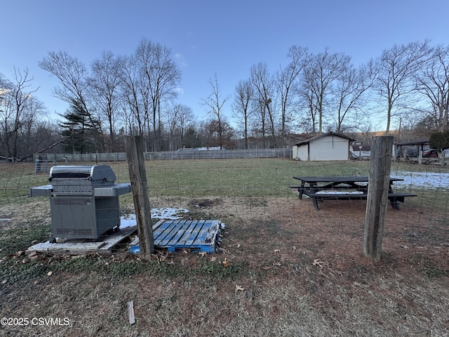 view of yard featuring a shed