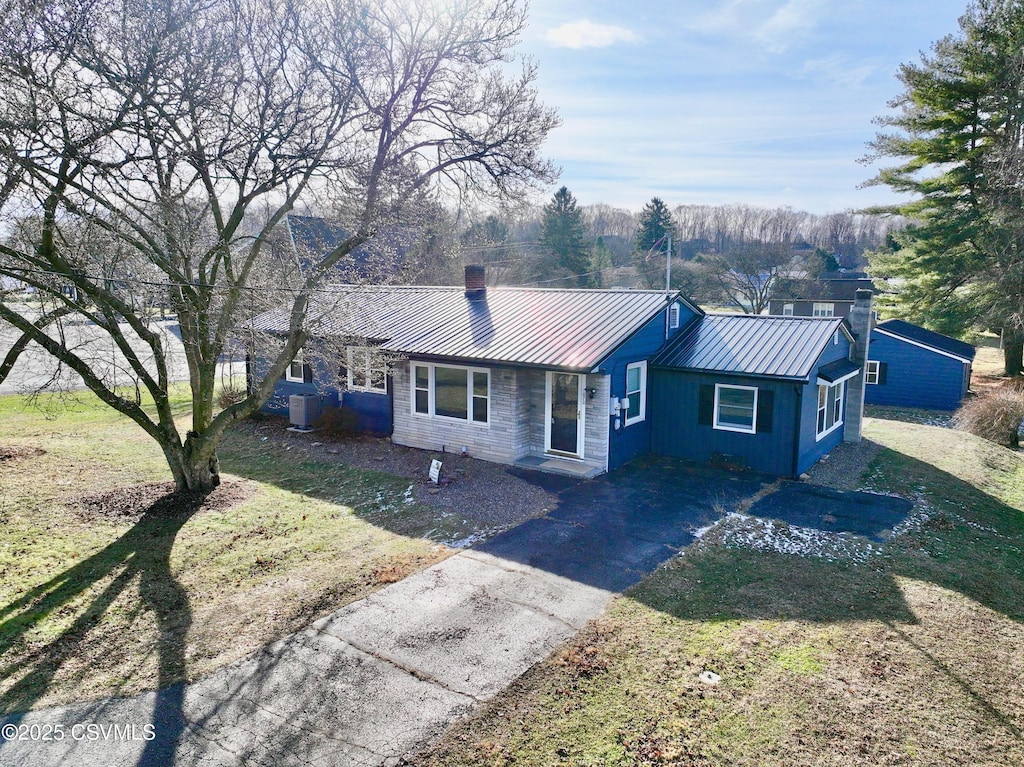 ranch-style home with a front lawn