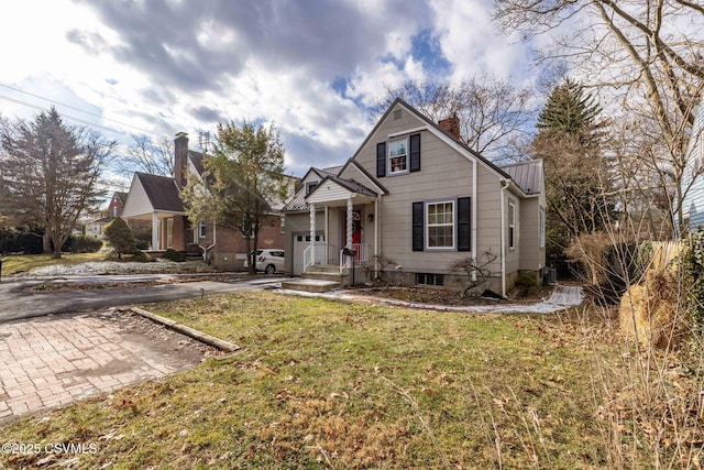 view of front of home featuring a front yard and a garage