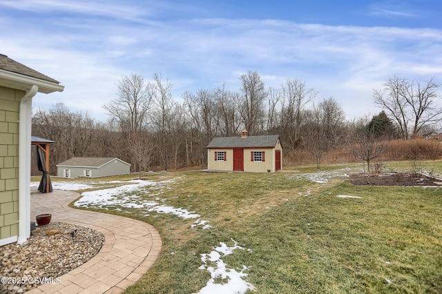 view of yard with a shed