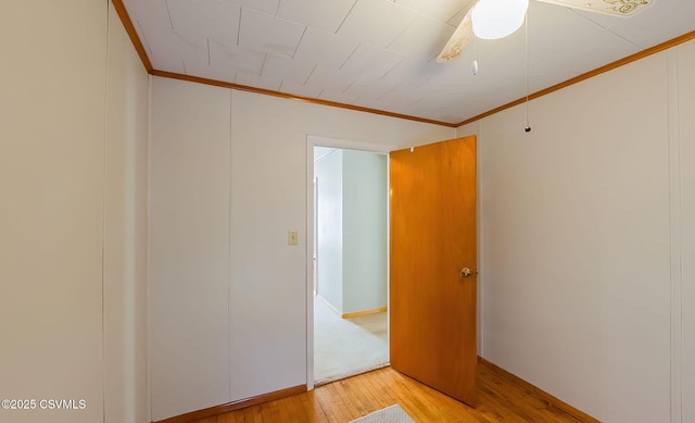 unfurnished room with ceiling fan, ornamental molding, and light hardwood / wood-style flooring