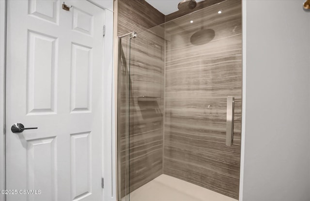 bathroom featuring tiled shower