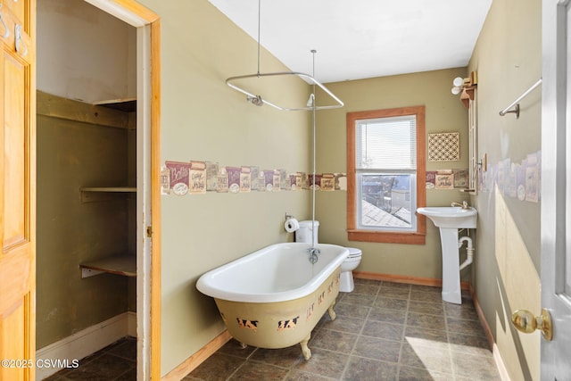 bathroom featuring sink, toilet, and a bathing tub