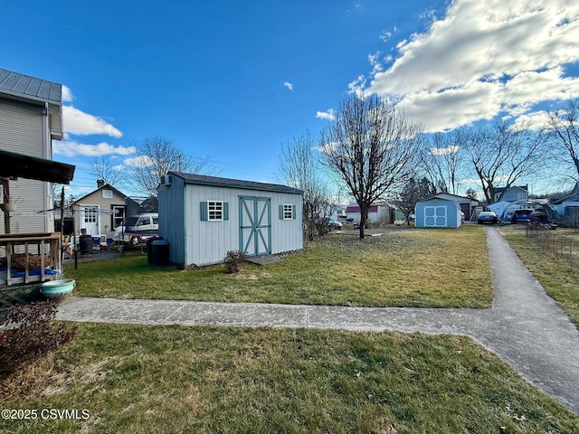 view of yard featuring a storage shed