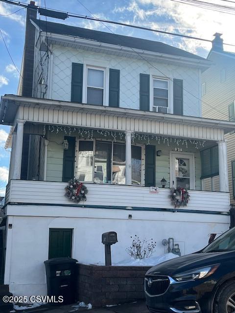 view of front of property featuring covered porch