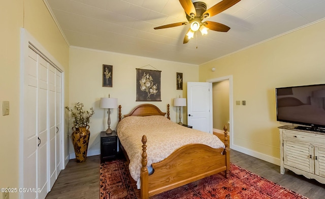 bedroom with hardwood / wood-style flooring, ornamental molding, a closet, and ceiling fan