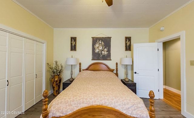 bedroom featuring crown molding, dark hardwood / wood-style floors, and a closet