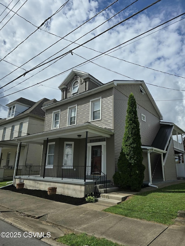 view of front of property featuring a front lawn