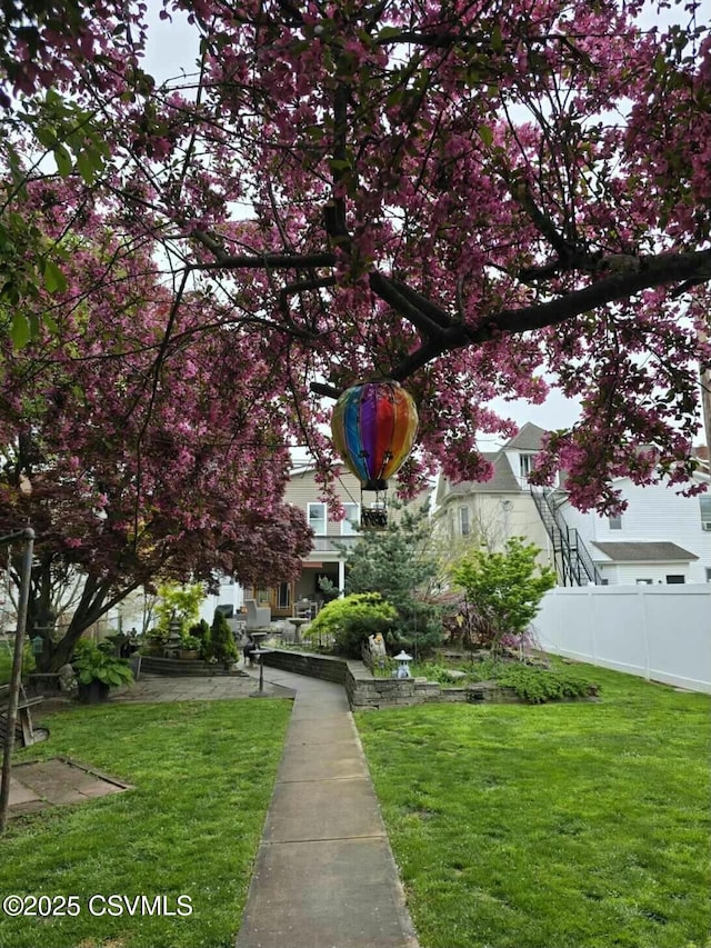 view of home's community featuring a lawn