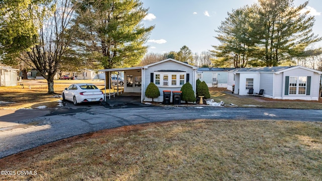 view of front of home featuring a front yard