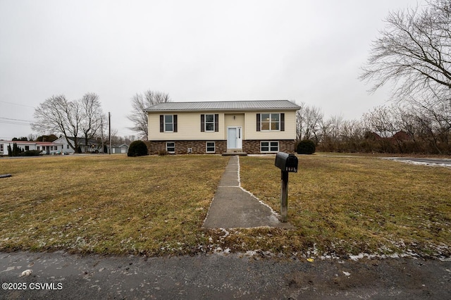 split foyer home with a front yard