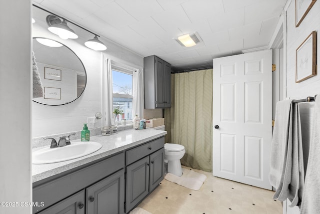 bathroom with a shower with curtain, vanity, and toilet