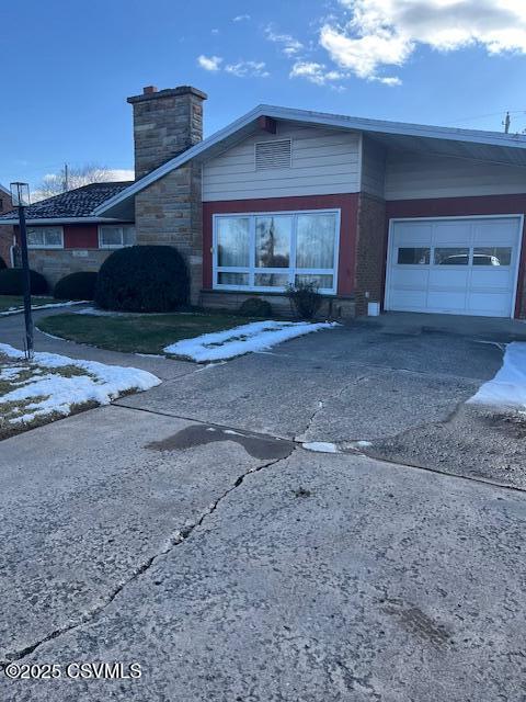 view of front facade featuring a garage