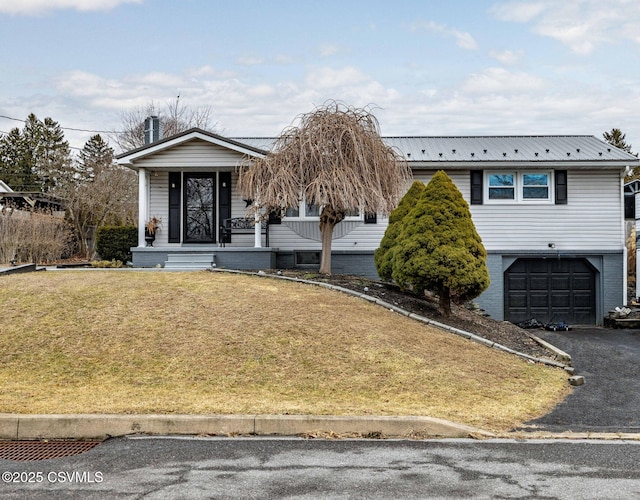 view of front facade featuring a garage and a front yard